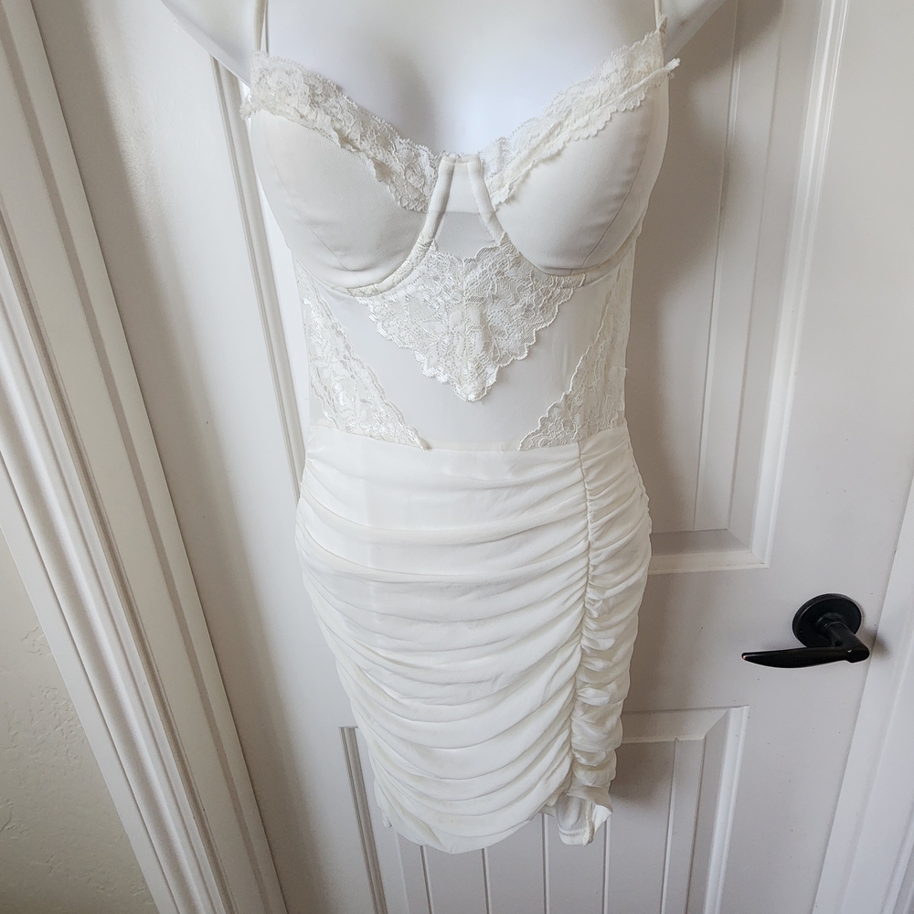 Stella Laguna Beach Mini Dress in White with Lace Detailing Sz Small NWOT